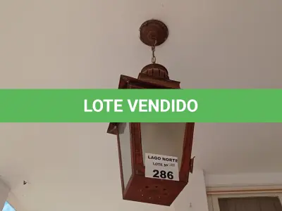 LOTE 286 - 02 LUSTRES ANTIGOS COM VIDROS (NO ESTADO, NÃO SABEMOS SE FUNCIONA. LEILÃO NÃO TEM GARANTIA E NEM DEVOLUÇÃO).