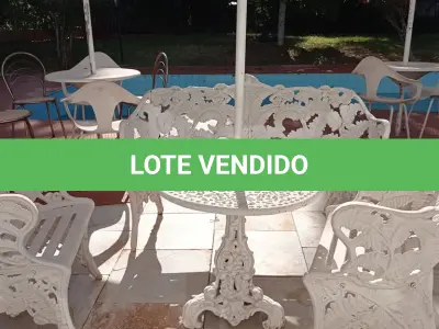 LOTE 278 - 01 CONJUNTO DE CADEIRAS DE FERRO FUNDIDO BRANCAS PARA JARDIM COM SOMBREIRO (NO ESTADO, NÃO SABEMOS SE FUNCIONA. LEILÃO NÃO TEM GARANTIA E NEM DEVOLUÇÃO).