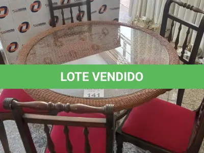 LOTE 141 - 01 MESA REDONDA DE FIBRA SINTÉTICA COM 05 CADEIRAS EM MADEIRA ANTIGA DO ASSENTO VERMELHO (NO ESTADO, NÃO SABEMOS SE FUNCIONA. LEILÃO NÃO TEM GARANTIA E NEM DEVOLUÇÃO).