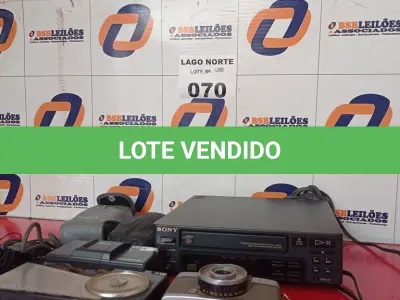 LOTE 070 - 01 LOTE COM CÂMERAS DIGITAIS ANTIGAS ,01 TRANSMISSOR PHILIPS E 01 CD PLAYER (NO ESTADO, NÃO SABEMOS SE FUNCIONA. LEILÃO NÃO TEM GARANTIA E NEM DEVOLUÇÃO).