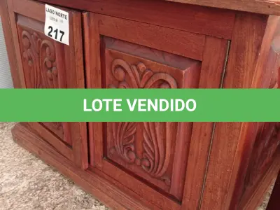 LOTE 217 - 01 ARMÁRIO 02 PORTAS EM MADEIRA ANTIGA (NO ESTADO, NÃO SABEMOS SE FUNCIONA. LEILÃO NÃO TEM GARANTIA E NEM DEVOLUÇÃO).