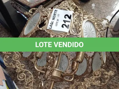 LOTE 212 - 01 LUSTRE GRANDE EM METAL (NO ESTADO, NÃO SABEMOS SE FUNCIONA. LEILÃO NÃO TEM GARANTIA E NEM DEVOLUÇÃO).