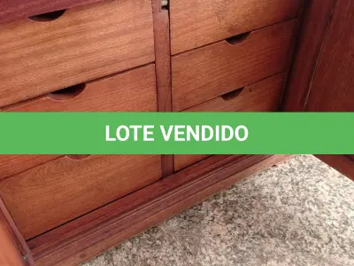 LOTE 217 - 01 ARMÁRIO 02 PORTAS EM MADEIRA ANTIGA (NO ESTADO, NÃO SABEMOS SE FUNCIONA. LEILÃO NÃO TEM GARANTIA E NEM DEVOLUÇÃO).