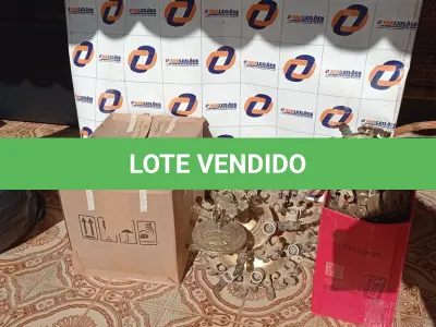 LOTE 250 - 03 LUSTRES EM METAL E VIDRO (NO ESTADO, NÃO SABEMOS SE FUNCIONA. LEILÃO NÃO TEM GARANTIA E NEM DEVOLUÇÃO).