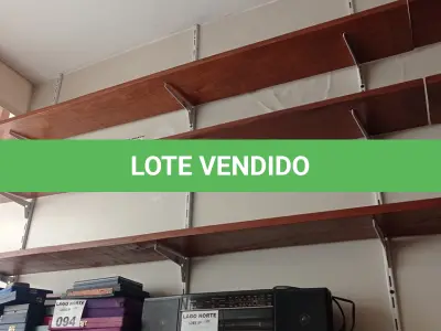 LOTE 301 - 01 PRATELEIRA EM MADEIRA (NO ESTADO, NÃO SABEMOS SE FUNCIONA. LEILÃO NÃO TEM GARANTIA E NEM DEVOLUÇÃO).