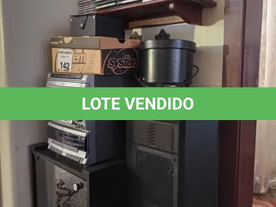 LOTE 142 - 01 MICRO SYSTEM PHILIPS E UM TOCA DISCO COM VARIA FITAS CASSETE ANTIGA (NO ESTADO, NÃO SABEMOS SE FUNCIONA. LEILÃO NÃO TEM GARANTIA E NEM DEVOLUÇÃO). 