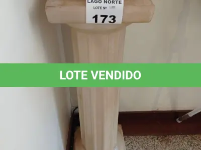 LOTE 173 - 01 FONTE COM COLUNA EM FIBRA (NO ESTADO, NÃO SABEMOS SE FUNCIONA. LEILÃO NÃO TEM GARANTIA E NEM DEVOLUÇÃO).