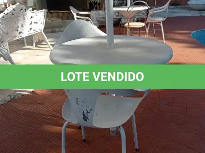 LOTE 277 - 02 CADEIRAS E 01 MESA COM SOMBREIRO PARA JARDIM (NO ESTADO, NÃO SABEMOS SE FUNCIONA. LEILÃO NÃO TEM GARANTIA E NEM DEVOLUÇÃO).