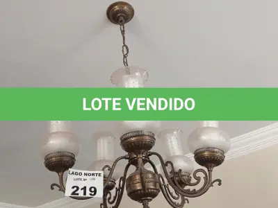 LOTE 219 - 03 LUSTRES EM METAL (NO ESTADO, NÃO SABEMOS SE FUNCIONA. LEILÃO NÃO TEM GARANTIA E NEM DEVOLUÇÃO).