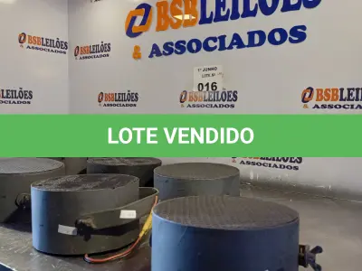 LOTE 016 - 06 ALTO-FALANTES COM SUPORTE DE FERRO. (NO ESTADO, LEILÃO NÃO TEM GARANTIA E NEM DEVOLUÇÃO, SUJEITO A POSSÍVEIS AVARIAS VISÍVEIS/OCULTAS E/OU AUSÊNCIA DE COMPONENTES).
