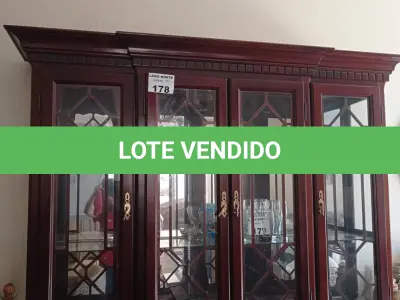 LOTE 178 - 01 CRISTALEIRA ANTIGA (NO ESTADO, NÃO SABEMOS SE FUNCIONA. LEILÃO NÃO TEM GARANTIA E NEM DEVOLUÇÃO).