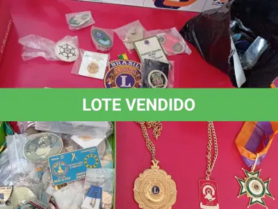 LOTE 089 - 01 LOTE COM BROCHES DIVERSOS E MEDALHAS (NO ESTADO, NÃO SABEMOS SE FUNCIONA. LEILÃO NÃO TEM GARANTIA E NEM DEVOLUÇÃO).