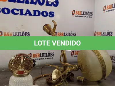 LOTE 235 - 04 LUMINÁRIAS COM ACABAMENTO EM METAL (NO ESTADO, NÃO SABEMOS SE FUNCIONA. LEILÃO NÃO TEM GARANTIA E NEM DEVOLUÇÃO).