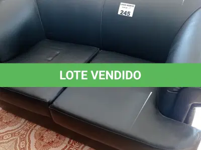 LOTE 245 - 01 SOFÁ EM COURINO PRETO (NO ESTADO, NÃO SABEMOS SE FUNCIONA. LEILÃO NÃO TEM GARANTIA E NEM DEVOLUÇÃO).