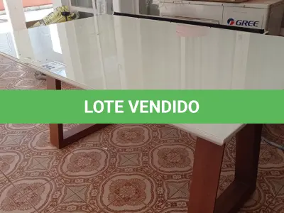 LOTE 242 - 01 MESA EM MADEIRA COM TAMPO EM VIDRO (NO ESTADO, NÃO SABEMOS SE FUNCIONA. LEILÃO NÃO TEM GARANTIA E NEM DEVOLUÇÃO).