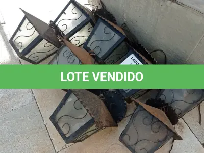 LOTE 272 - 08 LUSTRES EM FERRO COM VIDRO NA COR PRETA (NO ESTADO, NÃO SABEMOS SE FUNCIONA. LEILÃO NÃO TEM GARANTIA E NEM DEVOLUÇÃO).