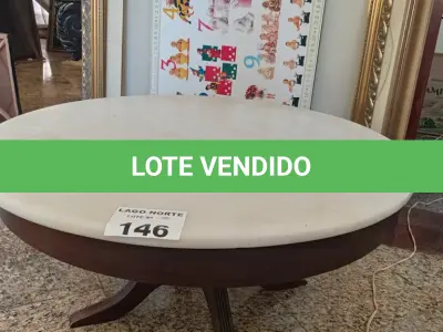 LOTE 146 - 01 MESA REDONDA EM MADEIRA COM TAMPO EM MÁRMORE BRANCA (NO ESTADO, NÃO SABEMOS SE FUNCIONA. LEILÃO NÃO TEM GARANTIA E NEM DEVOLUÇÃO).