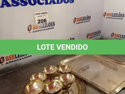 LOTE 206 - 01 LOTE COM TRAVESSA E TAÇAS PARA DECORAÇÃO (NO ESTADO, NÃO SABEMOS SE FUNCIONA. LEILÃO NÃO TEM GARANTIA E NEM DEVOLUÇÃO).