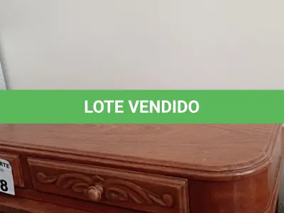 LOTE 218 - 01 MÓVEL ANTIGO EM MADEIRA (NO ESTADO, NÃO SABEMOS SE FUNCIONA. LEILÃO NÃO TEM GARANTIA E NEM DEVOLUÇÃO).