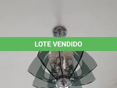 LOTE 294 - 01 LUSTRE DE TETO COM VIDROS E LÂMPADAS (NO ESTADO, NÃO SABEMOS SE FUNCIONA. LEILÃO NÃO TEM GARANTIA E NEM DEVOLUÇÃO).