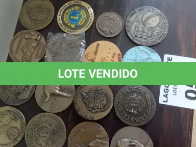 LOTE 055 - 16 EMBLEMAS COMEMORATIVOS (NO ESTADO, NÃO SABEMOS SE FUNCIONA. LEILÃO NÃO TEM GARANTIA E NEM DEVOLUÇÃO).