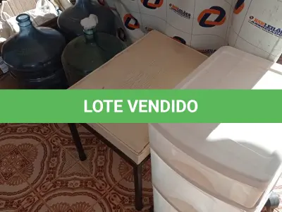 LOTE 246 - 01 LOTE COM BOTAS PARA FRIO, GARRAFÕES DE ÁGUA, BANQUETA E GAVETEIRO DE PLÁSTICO (NO ESTADO, NÃO SABEMOS SE FUNCIONA. LEILÃO NÃO TEM GARANTIA E NEM DEVOLUÇÃO).