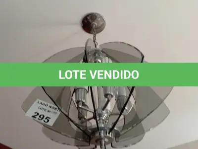 LOTE 295 - 01 LUSTRE DE TETO COM VIDROS E LÂMPADAS (NO ESTADO, NÃO SABEMOS SE FUNCIONA. LEILÃO NÃO TEM GARANTIA E NEM DEVOLUÇÃO).