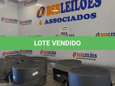 LOTE 004 - 06 ALTO-FALANTES COM SUPORTE DE FERRO. (NO ESTADO, LEILÃO NÃO TEM GARANTIA E NEM DEVOLUÇÃO, SUJEITO A POSSÍVEIS AVARIAS VISÍVEIS/OCULTAS E/OU AUSÊNCIA DE COMPONENTES).