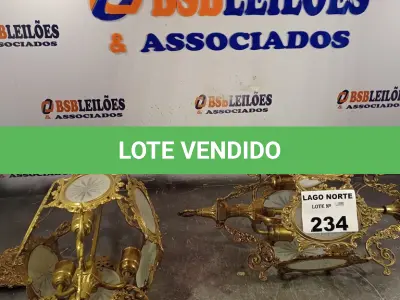 LOTE 234 - 02 LUSTRES EM METAIS (NO ESTADO, NÃO SABEMOS SE FUNCIONA. LEILÃO NÃO TEM GARANTIA E NEM DEVOLUÇÃO).