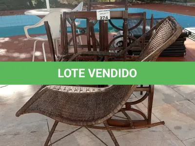 LOTE 274 - 05 CADEIRAS EM MADEIRA ANTIGA E 01 CADEIRA DE BALANÇO EM FIBRA SINTÉTICA (NO ESTADO, NÃO SABEMOS SE FUNCIONA. LEILÃO NÃO TEM GARANTIA E NEM DEVOLUÇÃO).