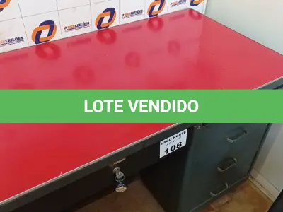 LOTE 108 - 01 MESA DE FERRO COM 03 GAVETAS NA COR CINZA EM TAMPO VERMELHO E UMA CADEIRA GIRATÓRIA NA COR PRETA (NO ESTADO, NÃO SABEMOS SE FUNCIONA. LEILÃO NÃO TEM GARANTIA E NEM DEVOLUÇÃO).
