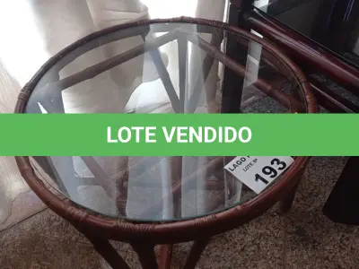 LOTE 193 - 01 MESINHA DE CENTRO REDONDA (NO ESTADO, NÃO SABEMOS SE FUNCIONA. LEILÃO NÃO TEM GARANTIA E NEM DEVOLUÇÃO).