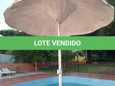 LOTE 277 - 02 CADEIRAS E 01 MESA COM SOMBREIRO PARA JARDIM (NO ESTADO, NÃO SABEMOS SE FUNCIONA. LEILÃO NÃO TEM GARANTIA E NEM DEVOLUÇÃO).