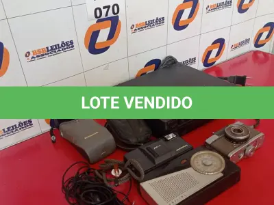 LOTE 070 - 01 LOTE COM CÂMERAS DIGITAIS ANTIGAS ,01 TRANSMISSOR PHILIPS E 01 CD PLAYER (NO ESTADO, NÃO SABEMOS SE FUNCIONA. LEILÃO NÃO TEM GARANTIA E NEM DEVOLUÇÃO).
