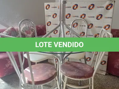 LOTE 125 - 01 MESA EM CENTRO COM PÉS CROMADOS E 04CADEIRAS (NO ESTADO, NÃO SABEMOS SE FUNCIONA. LEILÃO NÃO TEM GARANTIA E NEM DEVOLUÇÃO).