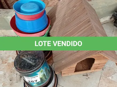 LOTE 267 - 01 CASINHA EM MADEIRA PARA CACHORRO E VASILHAS PLÁSTICA PARA PLANTAS (NO ESTADO, NÃO SABEMOS SE FUNCIONA. LEILÃO NÃO TEM GARANTIA E NEM DEVOLUÇÃO).