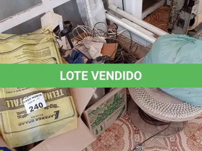 LOTE 240 - 01 LOTE COM TELHAS EM ACRÍLICO, TORNEIRAS, LUMINÁRIAS, VENTILADOR DE TETO, CABO DE AÇO (NO ESTADO, NÃO SABEMOS SE FUNCIONA. LEILÃO NÃO TEM GARANTIA E NEM DEVOLUÇÃO).