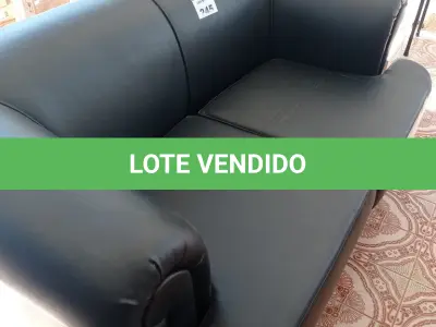LOTE 245 - 01 SOFÁ EM COURINO PRETO (NO ESTADO, NÃO SABEMOS SE FUNCIONA. LEILÃO NÃO TEM GARANTIA E NEM DEVOLUÇÃO).