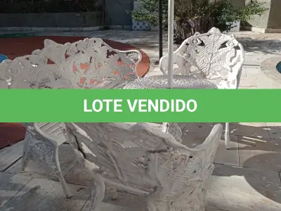 LOTE 273 - 01 CONJUNTO DE CADEIRAS DE FERRO FUNDIDO BRANCAS PARA JARDIM COM SOMBREIRO (NO ESTADO, NÃO SABEMOS SE FUNCIONA. LEILÃO NÃO TEM GARANTIA E NEM DEVOLUÇÃO).