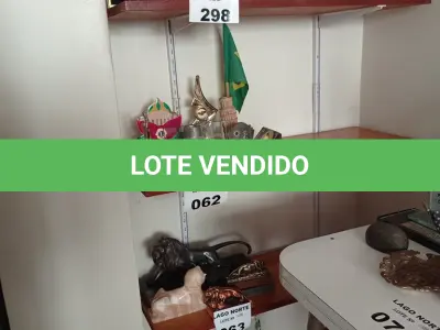 LOTE 298 - 01 PRATELEIRA EM MADEIRA (NO ESTADO, NÃO SABEMOS SE FUNCIONA. LEILÃO NÃO TEM GARANTIA E NEM DEVOLUÇÃO).