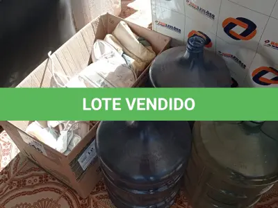 LOTE 246 - 01 LOTE COM BOTAS PARA FRIO, GARRAFÕES DE ÁGUA, BANQUETA E GAVETEIRO DE PLÁSTICO (NO ESTADO, NÃO SABEMOS SE FUNCIONA. LEILÃO NÃO TEM GARANTIA E NEM DEVOLUÇÃO).