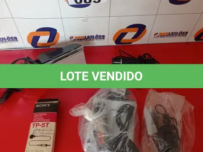 LOTE 083 - 01 LOTE COM LUMINÁRIA DE MÃO, MICROFONES (NO ESTADO, NÃO SABEMOS SE FUNCIONA. LEILÃO NÃO TEM GARANTIA E NEM DEVOLUÇÃO).