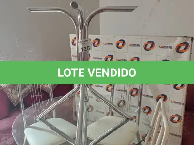 LOTE 125 - 01 MESA EM CENTRO COM PÉS CROMADOS E 04CADEIRAS (NO ESTADO, NÃO SABEMOS SE FUNCIONA. LEILÃO NÃO TEM GARANTIA E NEM DEVOLUÇÃO).