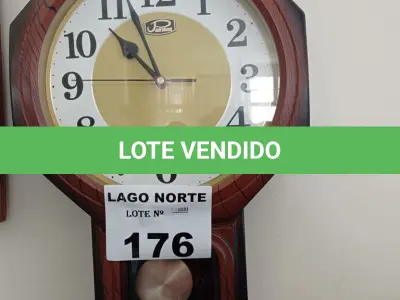 LOTE 176 - 01 RELÓGIO ANTIGO E UMA CORUJA EM MADEIRA (NO ESTADO, NÃO SABEMOS SE FUNCIONA. LEILÃO NÃO TEM GARANTIA E NEM DEVOLUÇÃO).
