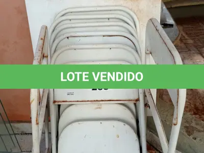 LOTE 266 - 02 MESAS QUADRADAS EM FERRO E 08 CADEIRAS DOBRÁVEIS EM FERRO (NO ESTADO, NÃO SABEMOS SE FUNCIONA. LEILÃO NÃO TEM GARANTIA E NEM DEVOLUÇÃO).