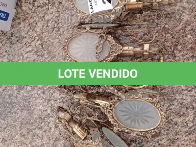 LOTE 211 - 04 LUSTRES EM METAL (NO ESTADO, NÃO SABEMOS SE FUNCIONA. LEILÃO NÃO TEM GARANTIA E NEM DEVOLUÇÃO).