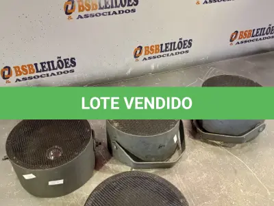 LOTE 022 - 04 ALTO-FALANTES COM SUPORTE DE FERRO. (NO ESTADO, LEILÃO NÃO TEM GARANTIA E NEM DEVOLUÇÃO, SUJEITO A POSSÍVEIS AVARIAS VISÍVEIS/OCULTAS E/OU AUSÊNCIA DE COMPONENTES).