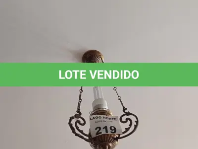 LOTE 219 - 03 LUSTRES EM METAL (NO ESTADO, NÃO SABEMOS SE FUNCIONA. LEILÃO NÃO TEM GARANTIA E NEM DEVOLUÇÃO).