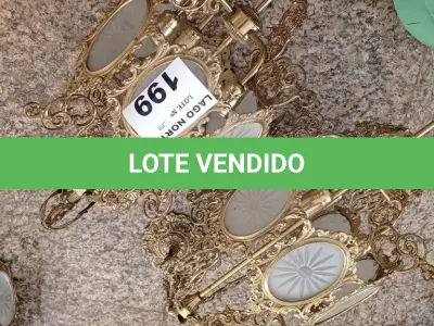 LOTE 199 - 02 LUSTRES EM METAL (NO ESTADO, NÃO SABEMOS SE FUNCIONA. LEILÃO NÃO TEM GARANTIA E NEM DEVOLUÇÃO).