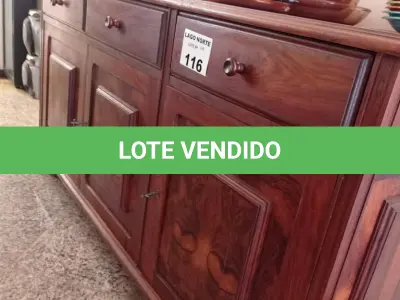 LOTE 116 - 01 ARMÁRIO EM MADEIRA COM 03 GAVETAS E 03 PORTAS (NO ESTADO, NÃO SABEMOS SE FUNCIONA. LEILÃO NÃO TEM GARANTIA E NEM DEVOLUÇÃO).